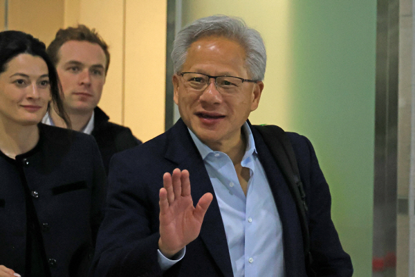 ▲ 젠슨 황 엔비디아 최고경영자(CEO)가 지난달 31일 포항경주공항에서 출국하고 있다. /연합뉴스