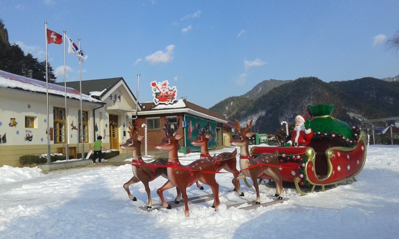 ▲ 분천역(왼쪽)과 산타썰매.ⓒ코레일