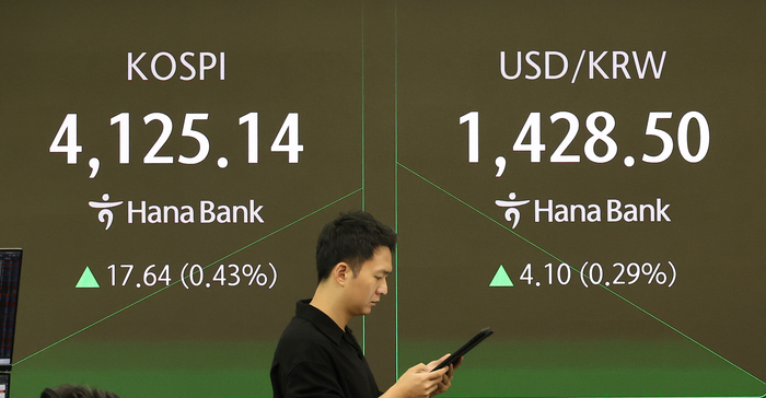 ▲ 3일 오전 서울 중구 하나은행 본점 딜링룸에서 직원들이 업무를 보고 있다.ⓒ연합뉴스