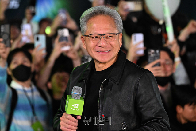 ▲ 방한한 젠슨 황 엔비디아 CEO가 '지포스 한국출시 25주년' 기념 행사에 참석해 발언하는 모습 ⓒ정상윤 기자