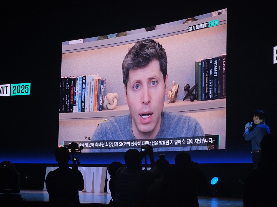 ▲ 3일 오전 서울 강남구 삼성동에서 열린 SK AI 서밋에서 샘올트먼 오픈AI CEO 영상 메시지가 나오고 있다.ⓒ윤아름 기자