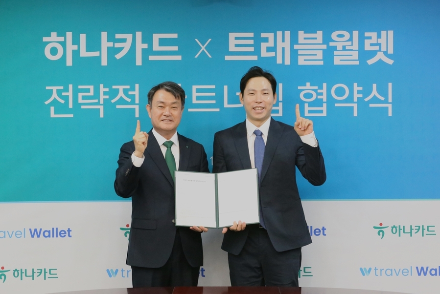 ▲ 지난 27일 하나카드 본사에서 진행된 협약식에서 성영수(왼쪽) 하나카드 대표와 김형우(오른쪽) 트래블월렛 대표가 기념사진을 촬영하고 있다. ⓒ하나카드