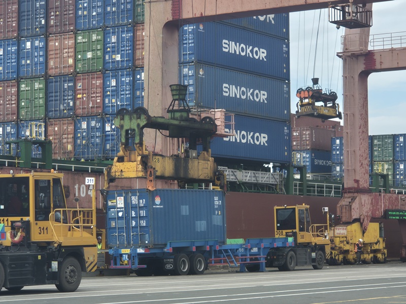 ▲ 안벽 크레인과 야드 트렉터가 컨테이너 상하역 작업을 하고 있다. ⓒBPT