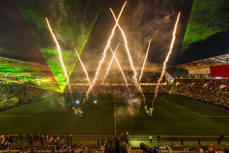 ▲ 하이브와 LAFC가 지난달 29일(현지시각) 로스앤젤레스 BMO 스타디움에서 K-팝 라이트쇼를 선보이는 장면. ⓒ하이브