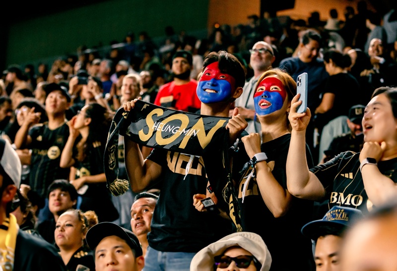 ▲ 하이브 로고가 새겨진 응원밴드를 손목에 착용한 팬들이 경기를 응원하는 모습. ⓒ하이브