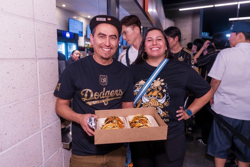 ▲ 하이브와 LAFC가 함께 개최한 K-컬처 행사에서 관객들이 퓨전 한식을 즐기는 모습. ⓒ하이브