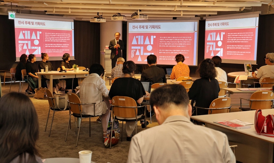 ▲ 2025 청주공예비엔날레 전시관 전경과 시민 참여 프로그램 현장. ⓒ청주공예비엔날레 조직위