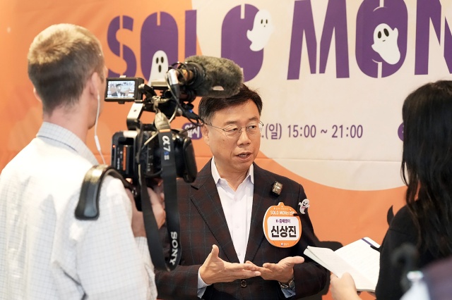 ▲ 지난 2일 성남시 위례 밀리토피아 호텔에서 열린 ‘솔로몬의 선택’에서 신상진 성남시장이 영국 일간지 ‘더 가디언' 취재진과 인터뷰를 하고 있다. ⓒ성남시 제공