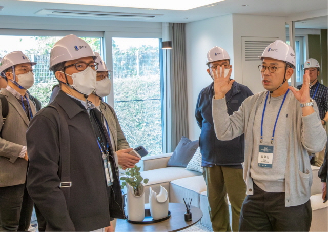 ▲ OSC 세미나를 진행하고 PC목업 주택 세대 내부에서 GS건설 담당자가 기술에 대한 설명을 하고 있다.ⓒGS건설