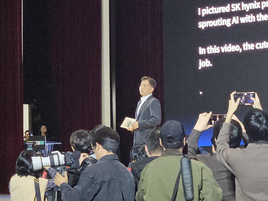 ▲ 곽노정 SK하이닉스 사장이 3일 오전 서울 강남구 삼성동 코엑스에서 열린 SK AI 서밋 기조 연설에서 발표하고 있다.ⓒ윤아름 기자