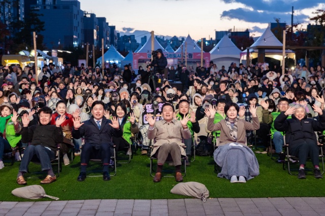 ▲ 이재준 수원시장(앞줄 가운데)이 탄소중립 한마당 축제에서 백혜련 국회의원(수원시을), 윤경선 수원시의회 의원, 이병진 수원도시재단 이사장, 김종석 권선구청장을 비롯한 참여 시민들과 기념촬영을 하고 있다. ⓒ수원시 제공