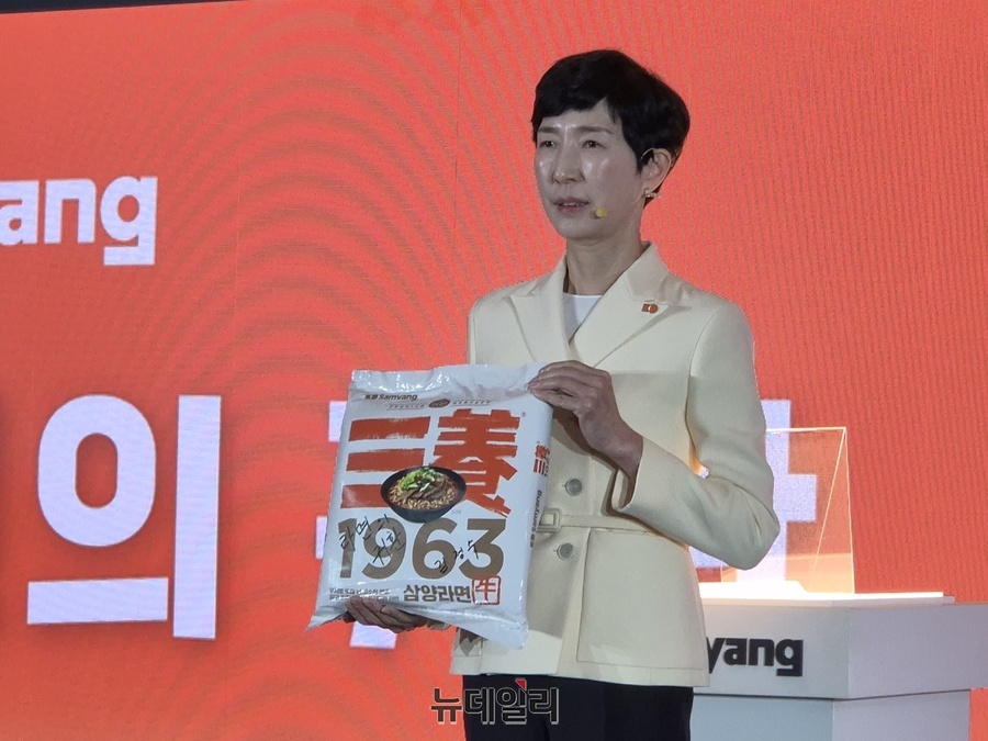 ▲ 김정수 삼양라운드스퀘어 부회장이 '삼양1963' 제품을 들고 기념촬영을 하고 있다.ⓒ조현우 기자