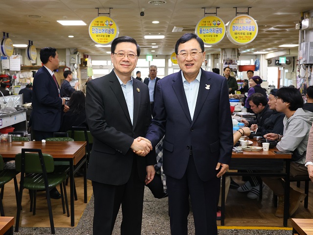 ▲ 홍콩 존 리 행정수반과 주낙영 경주시장이 경주 중앙시장 내 식당에서 환담을 나누고 있다.ⓒ경주시