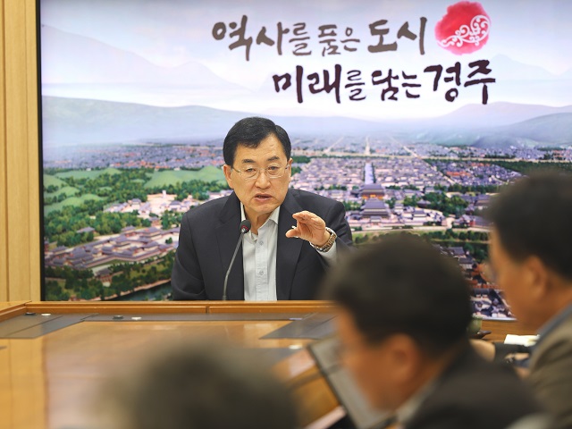 ▲ 주낙영 시장이 3일 청사 내 영상회의실에서 APEC 정상회의 성공 개최에 따른 국·소·본부장 회의’를 열고 행사 성과를 점검하고 있다.ⓒ경주시