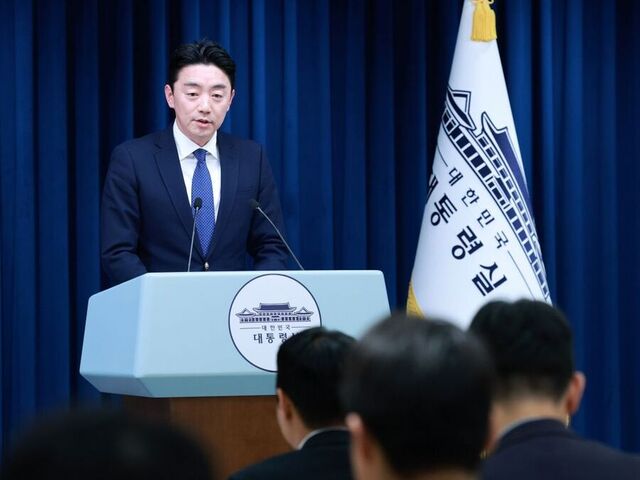 ▲ 강훈식 비서실장이 3일 서울 용산 대통령실 청사에서 재판중지법 등 현안 관련 브리핑을 하고 있다. ⓒ뉴시스