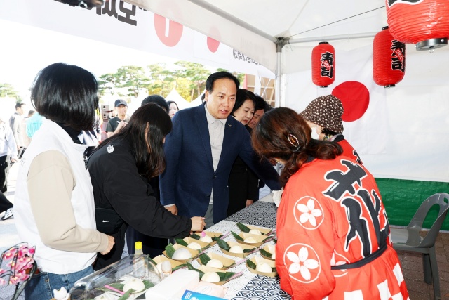 ▲ ‘제13회 다하나한마음 대축제’ 현장을 찾은 이권재 시장ⓒ오산시 제공