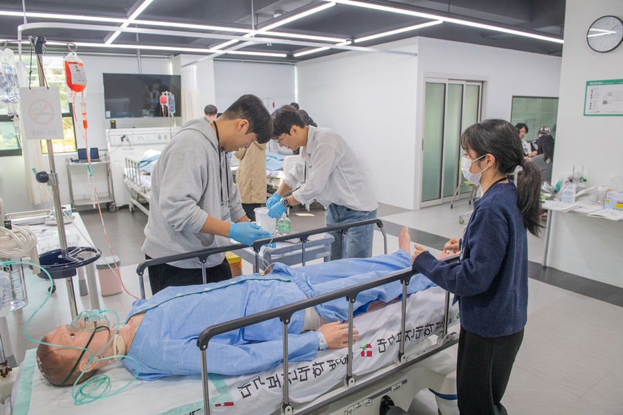 ▲ 10월 31일 대학 내에서 진행된 DHC 응급시뮬레이션 2차 프로그램을 통해 대구보건대학교 재학생들이 응급 상황에 대비한 각 학과 전공의 역할을 체험하고 있다.ⓒ대구보건대