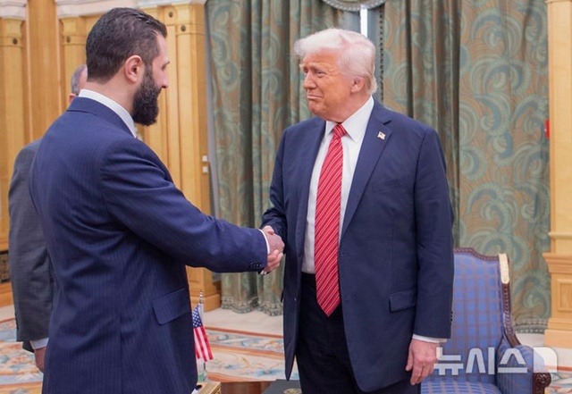 ▲ 도널드 트럼프 미국 대통령(우)이 5월 사우디아라비아 리야드에서 아흐마드 알샤라 시리아 임시대통령과 악수하고 있다. AP/뉴시스. 250514 ⓒ뉴시스