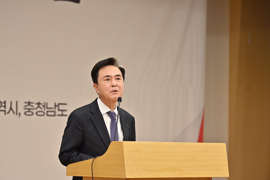 ▲ 김태흠 충남도지사 3일 국회에서 열린‘대전충남 행정통합 국회 포럼’이 3일 국회도서관 대강당에서 열렸다. 김태흠 지사와 이장우 대전시장은 “대한민국 미래 100년 이끌 핵심축 될 것”이라고 강조했다. ⓒ충남도