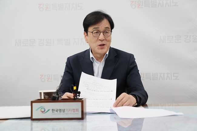 ▲ 금일 기자실에서 브리핑하는 김광래 경제부지사. ⓒ강원특별자치도