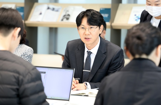 ▲ 갈인석 경기도교육청 예산담당관이 3일 도교육청 남부청사에서 '2026년도 경기도교육비특별회계 세입·세출 본예산'에 대해 설명하고 있다. ⓒ경기도교육청 제공