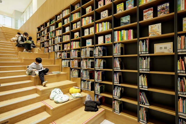 ▲ 개관한 화성동탄중앙도서관을 이용하고 있는 시민들ⓒ화성시 제공