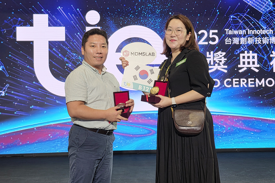 ▲ 글로컬대학 대구한의대학교(총장 변창훈)는 2025년 10월 16일부터 18일까지 타이베이 세계무역센터에서 열린 ‘2025 대만 이노테크 엑스포’에서 금상 1개, 은상 1개 수상했다(수상 후 기념촬영하는 ㈜맘쓰랩 김소향 대표,오른쪽).ⓒ대구한의대