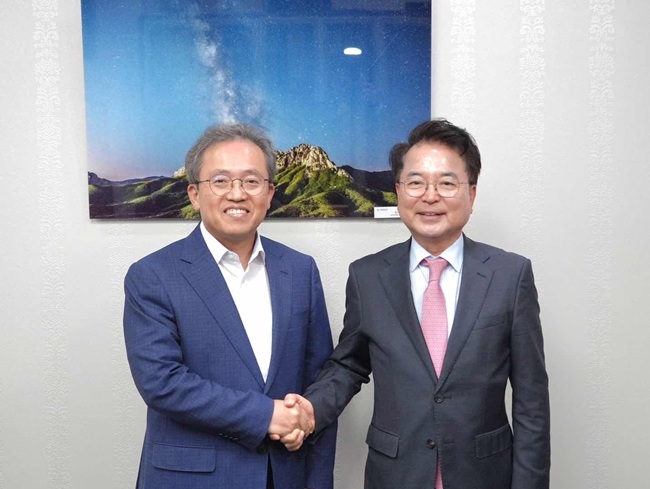 ▲ 육동한 춘천시장이 송기헌 의원(사진 왼쪽)을 만나 지역균형발전과 첨단산업 생태계 조성을 위한 주요 현안 사업의 추진 상황을 설명하고 국회 차원의 지원을 요청했다. ⓒ춘천시