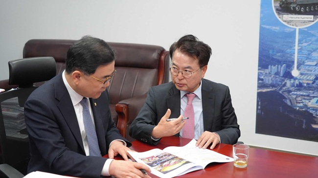 ▲ 육동한 춘천시장이 허성무 예산결산특별위원회 위원을 만나 지역균형발전과 첨단산업 생태계 조성을 위한 주요 현안 사업의 추진 상황을 설명하고 국회 차원의 지원을 요청했다. ⓒ춘천시