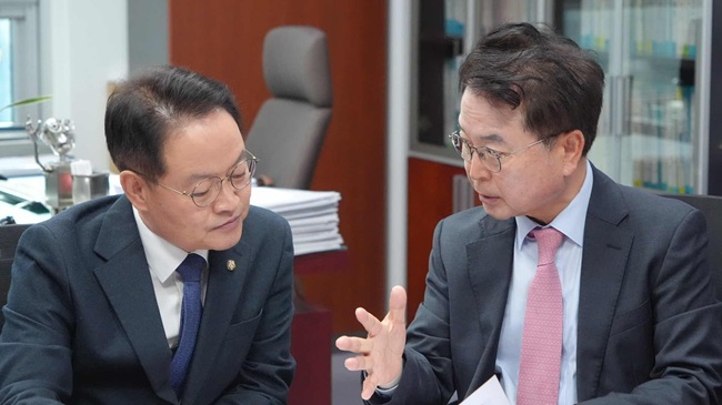 ▲ 육동한 춘천시장이 허영 의원을 만나 지역균형발전과 첨단산업 생태계 조성을 위한 주요 현안 사업의 추진 상황을 설명하고 국회 차원의 지원을 요청했다. ⓒ춘천시