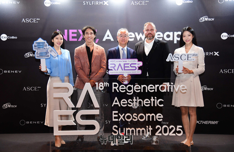 ▲ ﻿엑소코바이오 조병성 대표가 3일 열린 글로벌 엑소좀 서밋 ‘RAES 2025’를 방문한 해외 의사들과 함께 포즈를 취하고 있다. (왼쪽 두 번째부터 100만 유튜버 겸 미국 의사 아닐 라자니, 조병성 대표, 미국 의사 저스틴 하퍼)