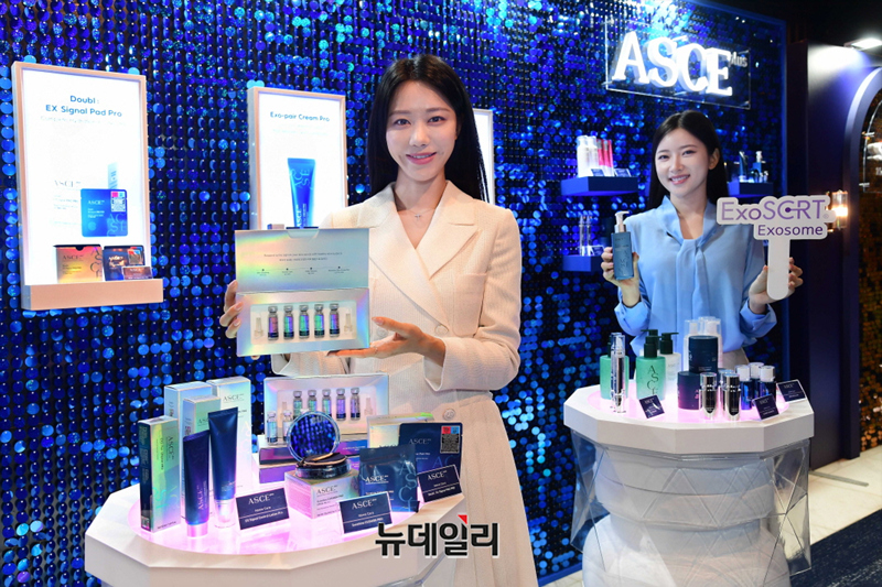 ▲ ﻿엑소코바이오 조병성 대표가 3일 열린 글로벌 엑소좀 서밋 ‘RAES 2025’를 방문한 해외 의사들과 함께 포즈를 취하고 있다. (왼쪽 두 번째부터 100만 유튜버 겸 미국 의사 아닐 라자니, 조병성 대표, 미국 의사 저스틴 하퍼)