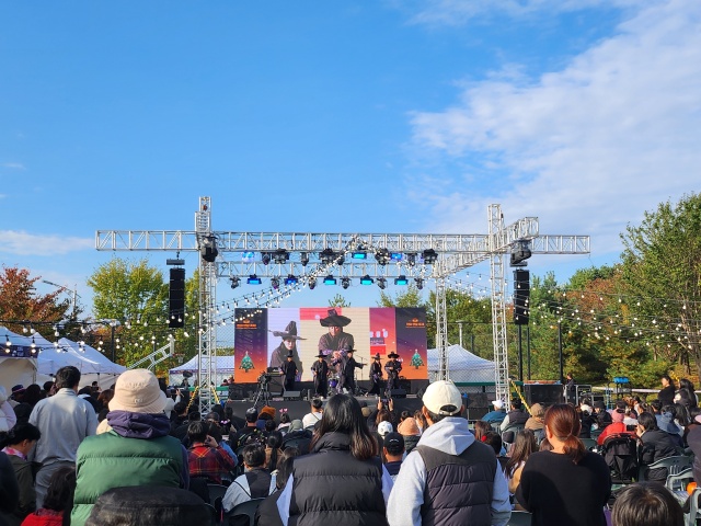 ▲ 코스튬으로 한미 참가자가 하나된 한미 연말 축제 모습ⓒ평택시국제교류재단 제공