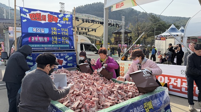 ▲ '제23회 홍천 인삼·한우 명품축제'와 '제10회 홍천사과축제' 모습. ⓒ홍천문화재단