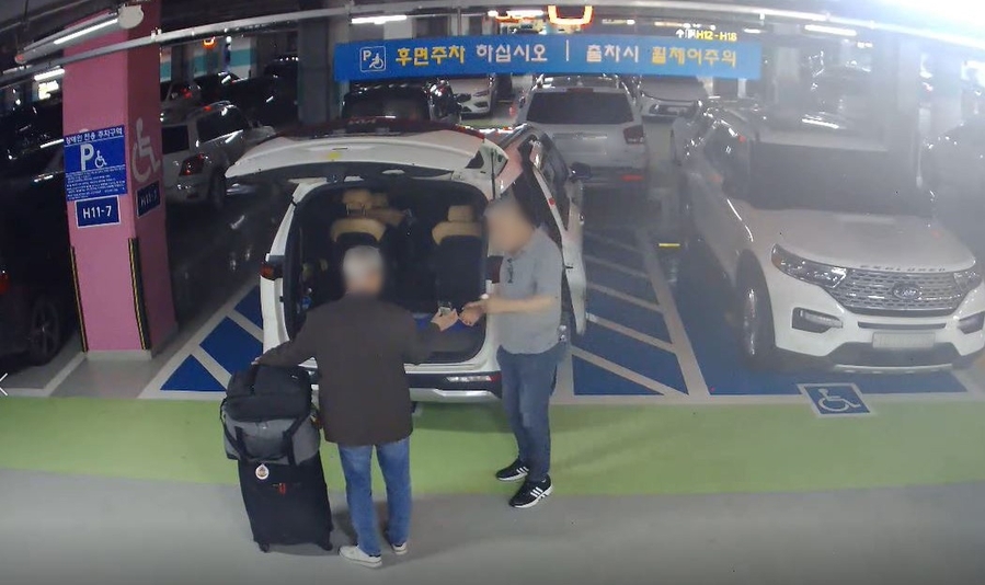 ▲ 인천공항에서 한 차량이 무등록 운송영업을 하고 있다. ⓒ인천경찰청 제공