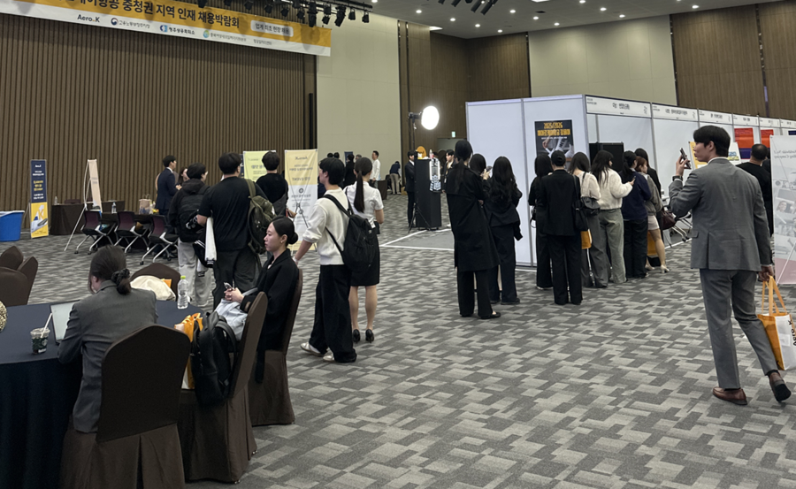 ▲ 세명대학교 항공서비스학과 학생들이 3일 ‘2025 에어로케이항공 잡페어(Job Fair)’에 참여해 항공산업 현장탐방 프로그램을 진행했다.ⓒ세명대