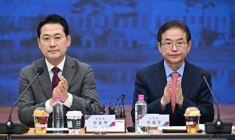 ▲ 협의회에서 이철우 경북도지사(오른쪽)는 5대 미래전략산업, 문화․관광, 농업․산림․해양수산 대전환과 주요 SOC 사업을 건의하고 예산 지원 필요성을 강조했다.ⓒ경북도