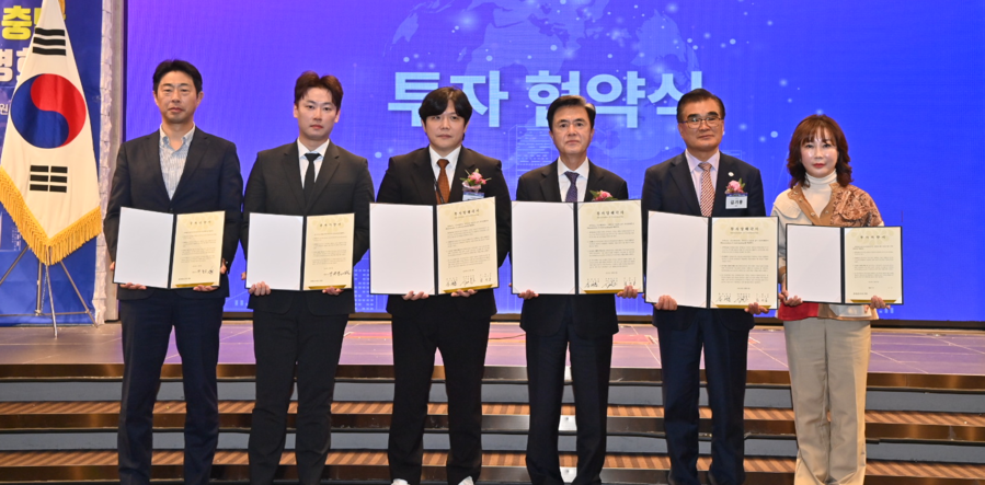 ▲ 김태흠 충남도지사가 3일 서울 국민일보 빌딩에서 열린 ‘수도권 기업 대상 충남 투자유치 합동설명회’에서 협약식을 하고 있다. ⓒ충남도