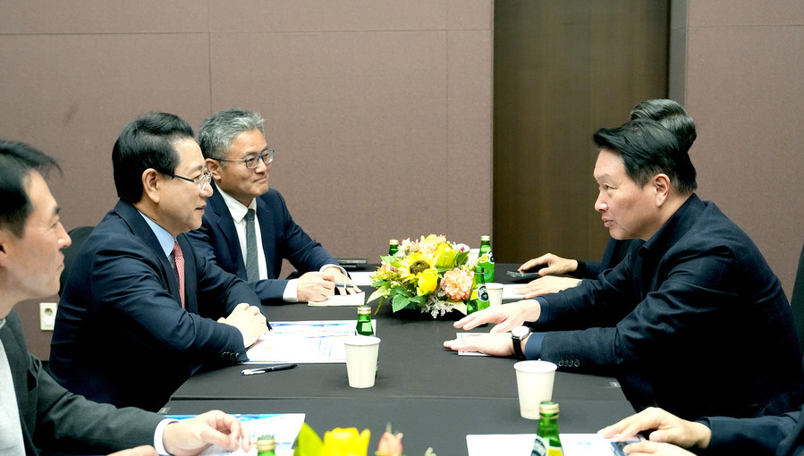 ▲ 김영록 전라남도지사가 3일 서울 코엑스 오픈미팅룸에서 최태원 SK그룹 회장과 면담을 갖고 ‘오픈AI AI데이터센터’ 등과 관련해 투자협의를 하고 있다.ⓒ전라남도 제공