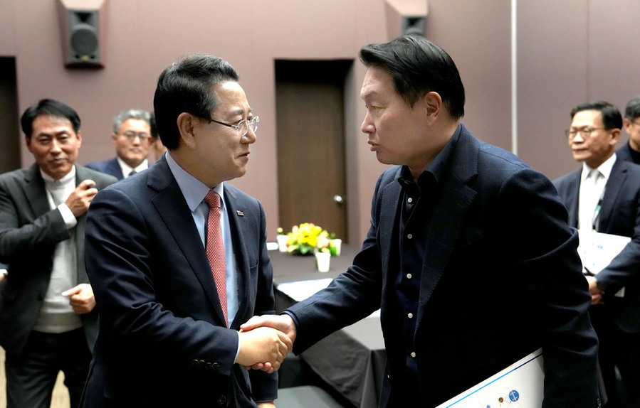 ▲ 김영록 전라남도지사가 3일 서울 코엑스 오픈미팅룸에서 최태원 SK그룹 회장과 인사를 나누고 있다.ⓒ전라남도 제공