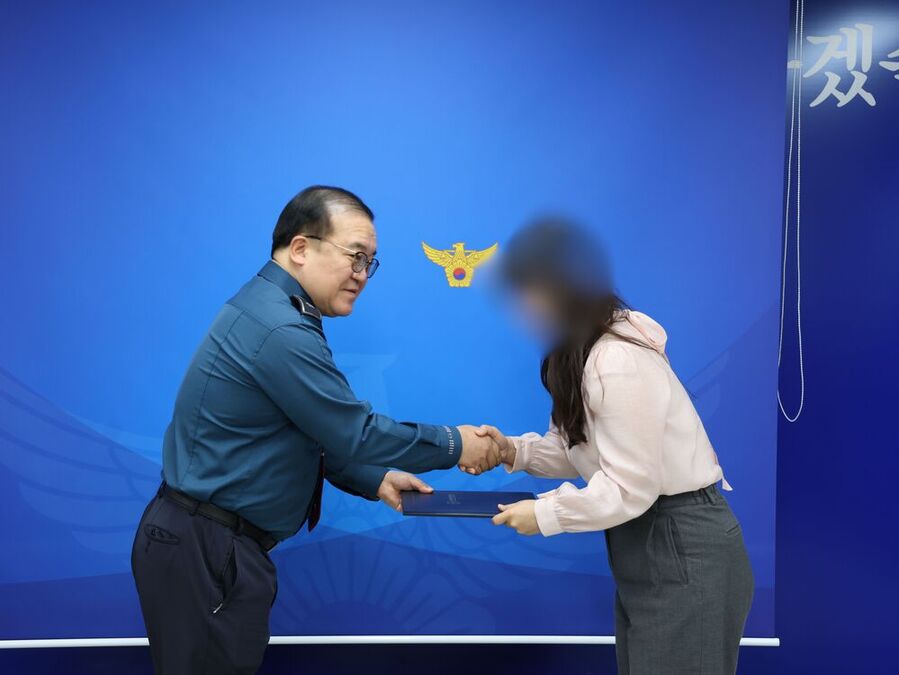 ▲ 보이스피싱 감사장 수여ⓒ광주광산경찰서 제공