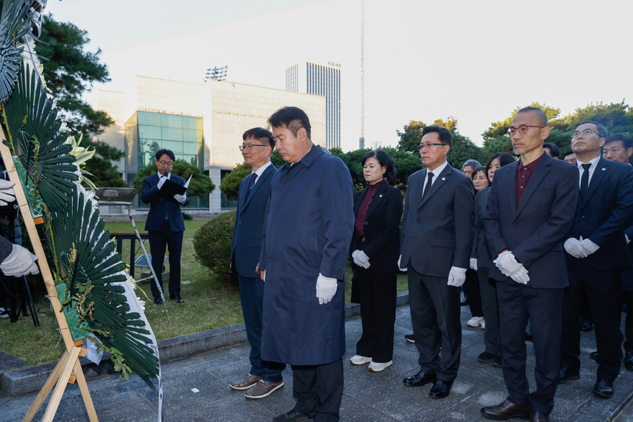 ▲ 이정선 광주시교육감이 3일 광주제일고에서 진행한 학생독립운동기념탑 참배에서 헌화 후 묵념을 하고 있다.ⓒ광주시교육청 제공