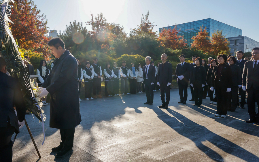 ▲ 이정선 광주시교육감이 3일 광주자연과학고에서 진행한 학생독립운동기념탑 참배에서 헌화를 하고 있다.ⓒ광주시교육청 제공