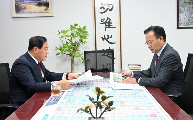 ▲ 심재국 평창군수이 3일 서울 여의도 국회를 방문해 지역 현안 사업의 원활한 추진을 위한 2026년도 국가예산 지원을 적극 요청했다. ⓒ평창군