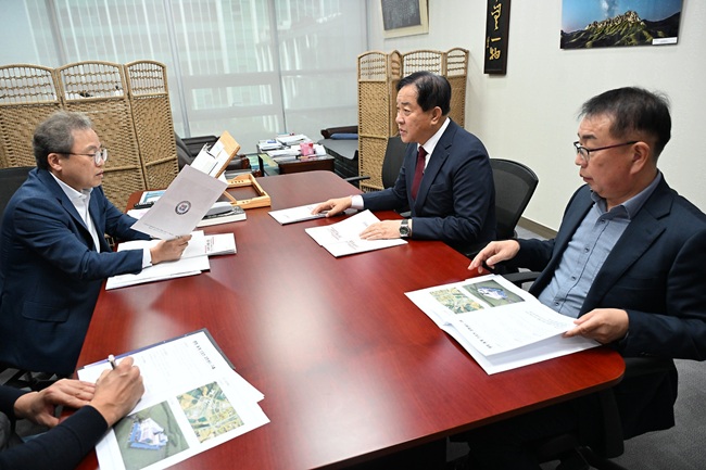 ▲ 심재국 평창군수이 3일 서울 여의도 국회를 방문해 지역 현안 사업의 원활한 추진을 위한 2026년도 국가예산 지원을 적극 요청했다. ⓒ평창군