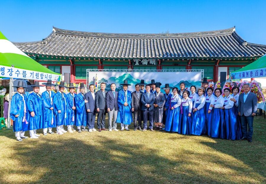 ▲ 보성군 보성향교, 제25회 기로연 성황리 마무리_명륜당 광장에서 보성 기로연이 성황리에 마무리됐다(가운데 오른쪽부터 왼쪽으로 _문금주 국회의원, 서형빈 보성 부군수, 김경열 보성군의회 의장, 김재철 도의원)ⓒ보성군 제공