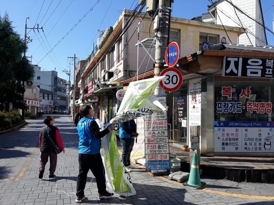 ▲ 불법 현수막 철거ⓒ광주시 남구청 제공