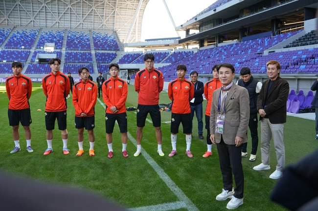 ▲ 김진태 강원특별자치도지사(구단주)가 3일 오후 3시, 일본 히로시마 에디온 피스 윙 스타디움을 방문해 아시아챔피언스리그 조별리그 원정경기를 앞두고 훈련 중인 강원FC 선수단을 격려하고 응원의 메시지를 전했다. ⓒ강원특별자치도