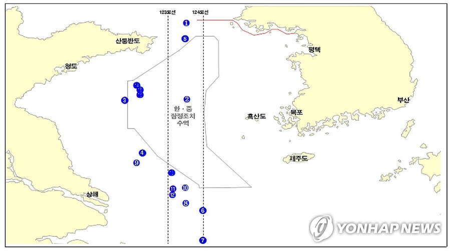 ▲ 서해 잠정조치수역(황색 음영)과 중국이 일방적으로 주장하는 '작전 경계선'(동경 124도선·적색 점선) 일대는 한국의 배타적경제수역(EEZ·청색선)과 겹쳐 있다. 최근 중국이 이 구역에 고정 구조물과 선박을 잇달아 설치하면서 해양 주권 침해 논란이 커지고 있다. 2010년 이후부터 2025년 4월까지 중국이 서해에 설치한 해양관측 부표와 해상 플랫폼 등 각종 해양 구조물의 위치 현황을 해군 협조로 엄태영 국민의힘 의원이 지난 6월 3일 공개했다. ⓒ엄태영 국민의힘 의원실 제공