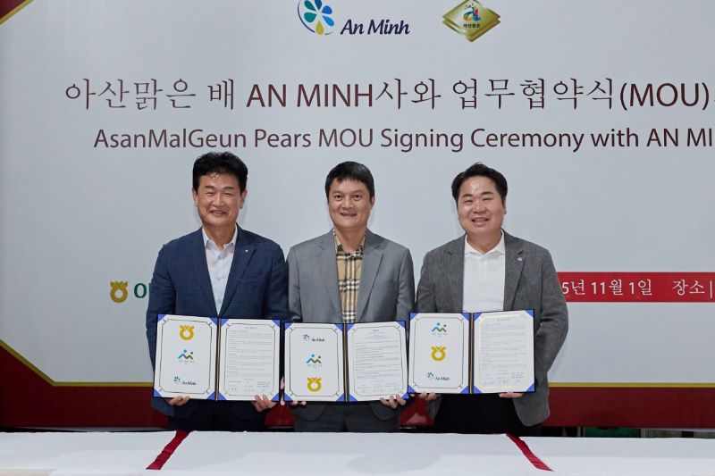 ▲ 구본권(왼쪽부터) 아산원예농협 조합장, 응우옌 흥 타이 AN MINH사 대표, 오세현 아산시장이 베트남 현지에서 아산 농특산물 판매 확대를 위한 업무협약을 체결하고 있다.ⓒ아산시